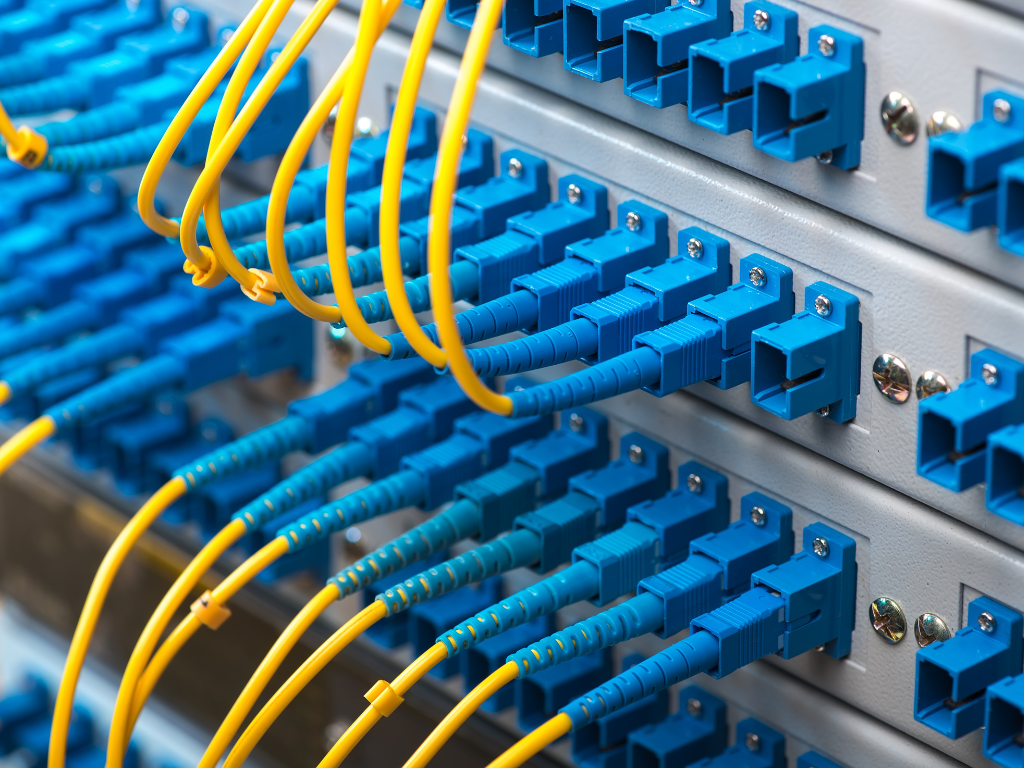 Fiiberoptika ja SFP ühendused (vajaduspõhine)